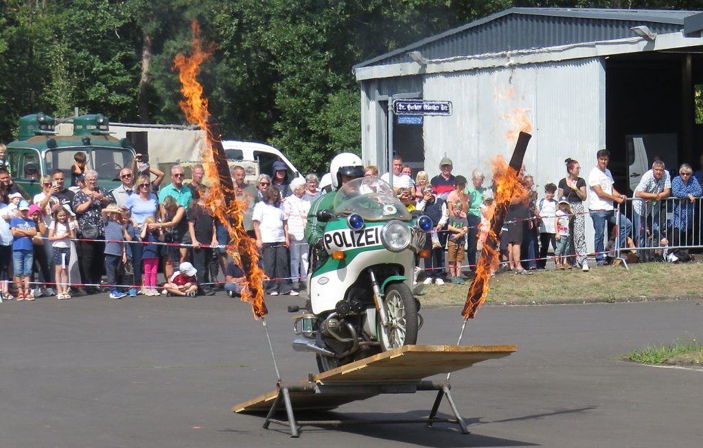 Die Fahrt über die Wippe mit dem Polizeimotorrad demonstriert hier die Kradstaffel des PMC – mit Feuer eingerahmt