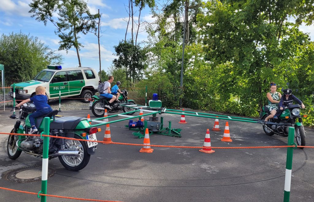 Ein einzigartiges Erlebnis konnten Eltern und Kinder hautnah gemeinsam erfahren, das neue Polizeimotorrad-Karussell im Polizeioldtimer Museum