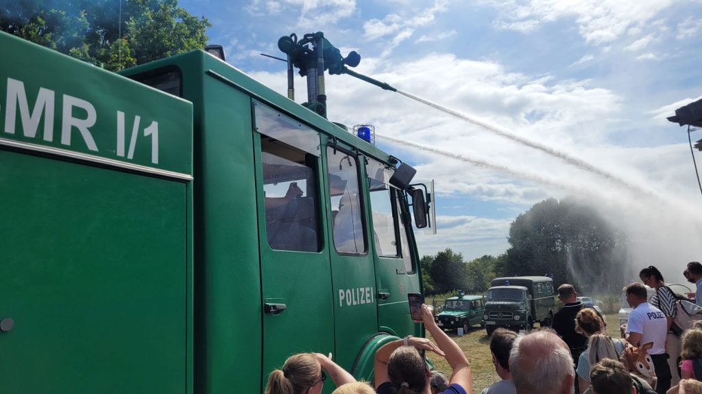Für Abkühlung sorgte der spektakuläre Wasserwerfer-Einsatz auf dem Gelände des Polizeioldtimer Museums in Marburg im Rahmen des Sommerfestes