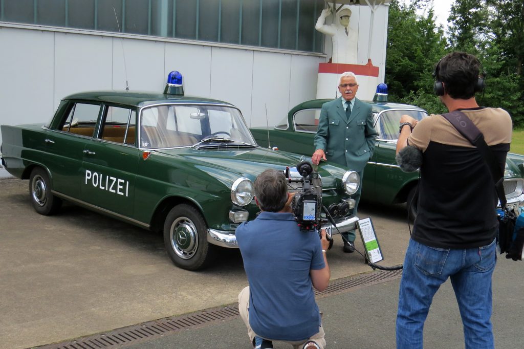 HR-Fernsehen mit der Sendung "hallo hessen" im Polizeioldtimer Museum Marburg - Filminterview mit Eberhard Dersch und dem Mercedes-Benz und Opel P1