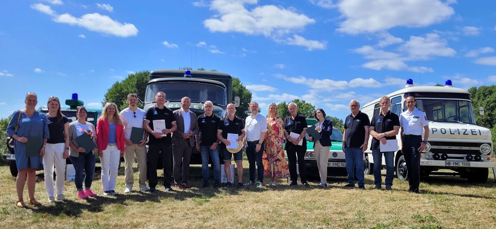 Gruppenbild mit den Geehrten beim Sommerfest mit 35 Jahre PMC am 17. August 2025 und mit Innenminister Roman Poseck, dem PMC-Vorsitzenden Eberhard Dersch, Jens Womelsdorf - Landrat für Marburg-Biedenkopf, Landtagsabgeordnete Marie-Sophie Künkel und Polizeipräsident Torsten Krückemeier