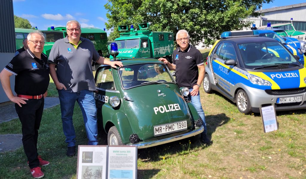 v.l. Michael Deuker und Christian Schmidt von der Partner-Firma Depro mit der BMW Isetta und dem PMC-Vorsitzenden Eberhard Dersch und dem Neuzugang im Polizeioldtimer Museum, "Irmchen" - einem Smart der Polizei Bochum