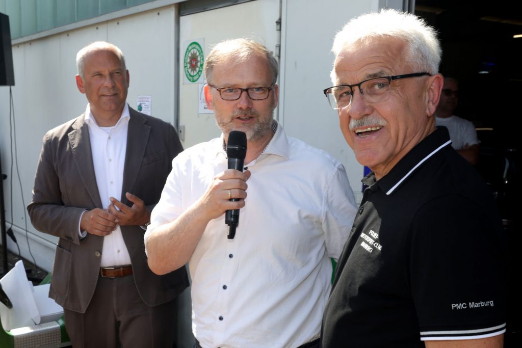 Im Rahmen des Sommerfestes lobte auch Landrat Jens Womelsdorf (Mitte) die Arbeit der Marburger Museumsmacher, links Innenminister Roman Poseck und rechts PMC-Vorsitzenden Eberhard Dersch