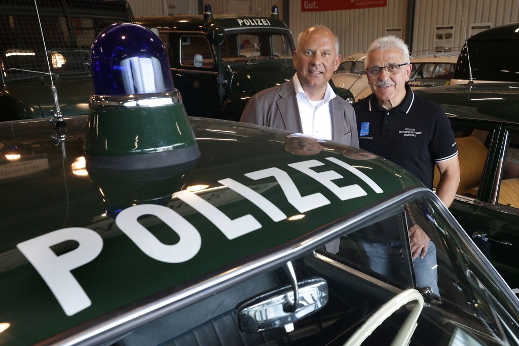 Beim Rundgang durch die Hallen des Polizeioldtimer Museums gab der PMC-Vorsitzende Eberhard Dersch Innenminister Roman Poseck die ein oder andere Info zu den ausgestellten Fahrzeugen