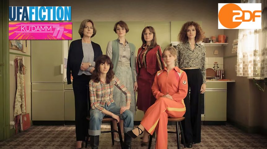 „Ku’damm 77“ mit Logos ZDF - Ufa Fiction, „Ku’damm 77 (Foto: Conny Klein/ZDF)