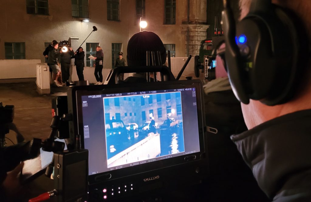 Der Dreh für Ku'damm 77 im Hinterhof der fiktiven Polizeidirektion beginnt