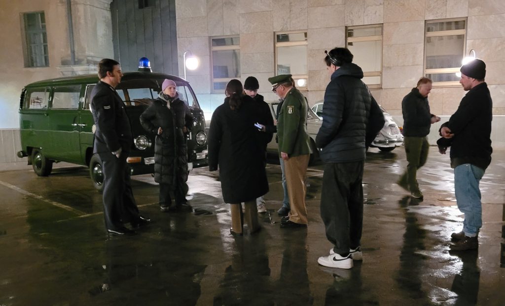 Gespräch zwischen Autorin Annette Hess (2 v.l.) und dem Regisseur Maurice Hübner (4. V.l.) und den Schauspielern beim Dreh zu Ku'damm 77