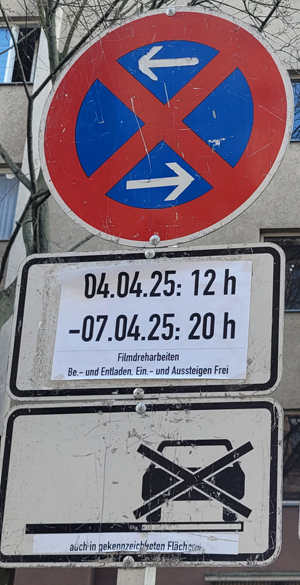 Halteverbotsschilder deuteten auf die Filmaufnahmen für Ku'damm 77 hin