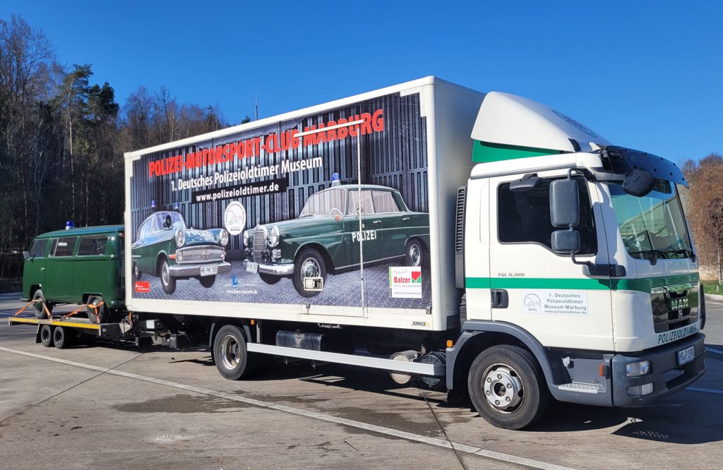 Auf dem Weg zum Dreh für „Ku’damm 77“ in Berlin, Lkw mit Hänger (mit einem VW T2) aus dem Polizeioldtimer Museum Marburg