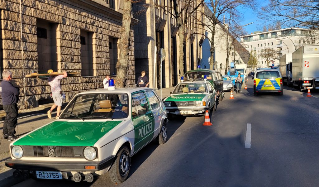 Einiges los auf der Straße hinsichtlich der Filmaufnahmen für Ku'damm 77 - hier die historischen Polizeifahrzeuge - sogar die echte Polizei schaut vorbei