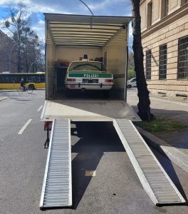 Am Drehort von „Ku’damm 77“ wird der Opel Rekord aus dem Polizeioldtimer Museum Marburg vom Lkw in der Fritz-Elsas-Straße des Berliner Stadtteils Schöneberg abgeladen