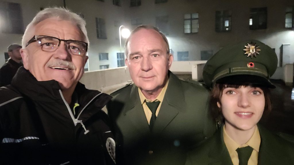 Ein Foto nach Drehschluss von Ku'damm 77 mit v. r. Schauspielerin Marie Louise Albertine Becker, Schauspieler Uwe Preuss und Vorsitzender Eberhard Dersch