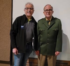 Schauspieler Uwe Preuss (rechts) und Vorsitzender Eberhard Dersch vor Drehbeginn der ZDF-Serie Ku'damm 77