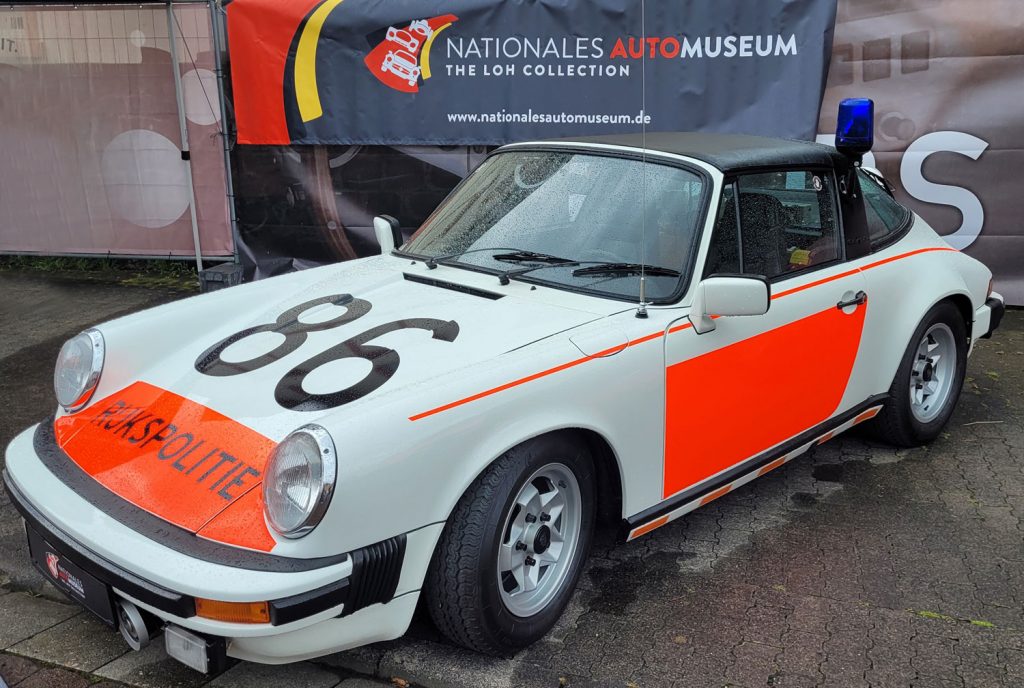 Ein originales niederländisches Polizeifahrzeug der Rijkspolitie ist auch zu besichtigen. Ein Porsche 911 3.0 SC Targa aus dem Jahr 1980. Er gehört zur Ausstellung des Nationalen Automuseums The Loh Collection in Ewersbach und ist am Sonntag in Marburg zu bewundern.