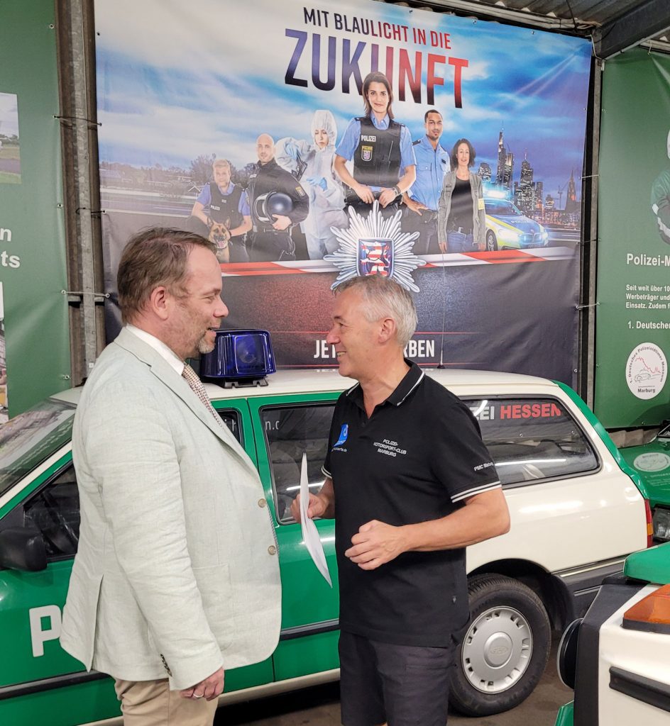 v.l. Kunst- und Kulturminister Timon Gremmels beim Rundgang mit dem PMC-Vorsitzenden Frank Dönges durch das Polizeioldtimer Museum Marburg