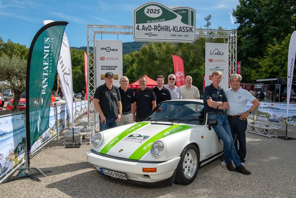 Das „Meister-Team“ bei der 4. AvD-Röhrl-Klassik. v.l.n.r.: Event-Chef Peter Göbel, Dieter Schneppenheim, Matthias Kahle, Frank Christian, die beiden Journalisten Jürgen Hahn und Markus Stier sowie die Protagonisten Walter Röhrl und sein Beifahrer Christian Geistdörfer